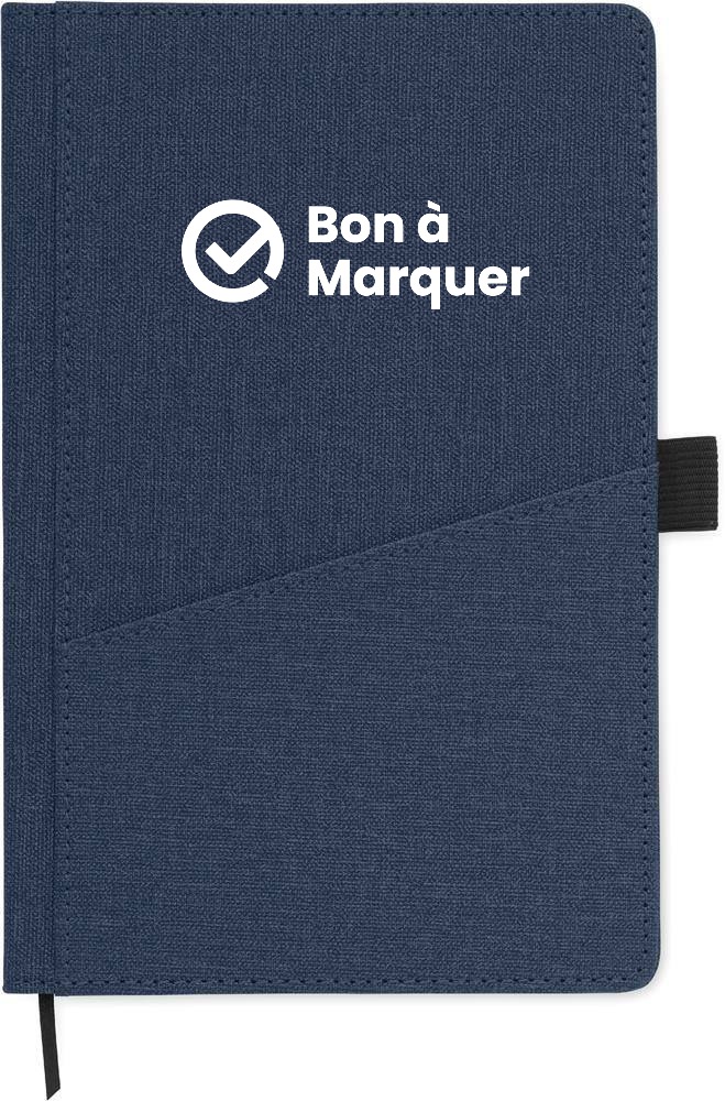 Le logo dans sa version blanche sur la première de couverture d'un carnet A5 à couverture souple, à 76 millimètres de large.
